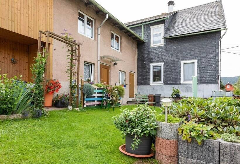 Cozy Apartment In Altenfeld With Garden