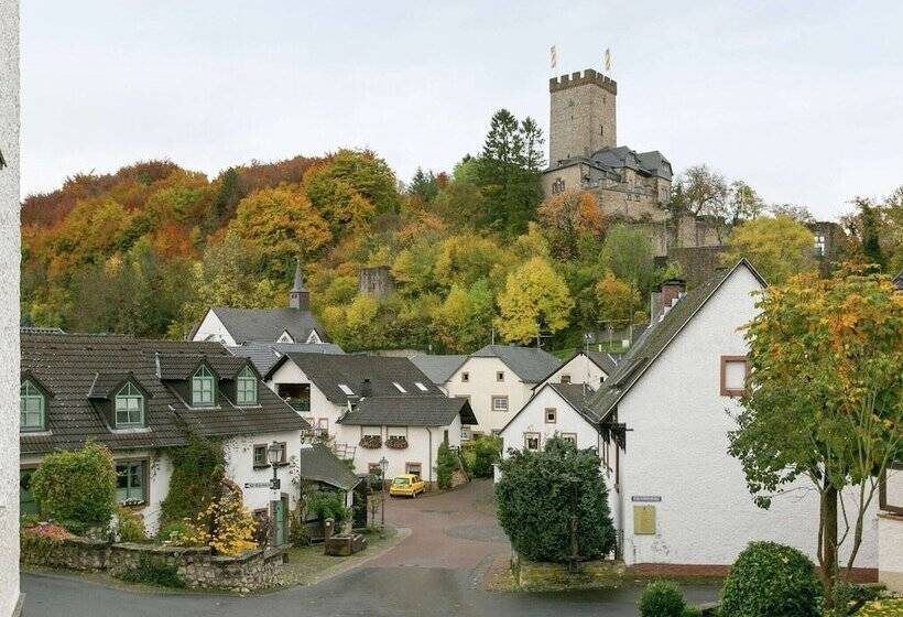 Cozy Apartment In Kerpen With Garden