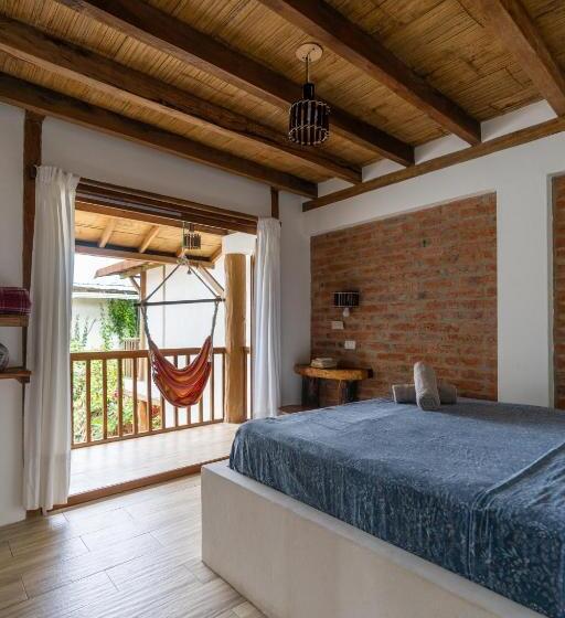 پانسیون Ganso & Búho