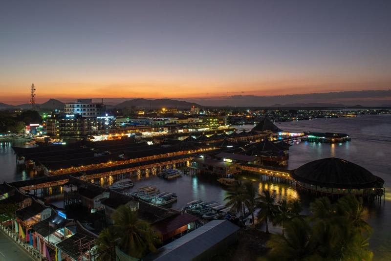 호텔 Dragon Inn Floating Resort