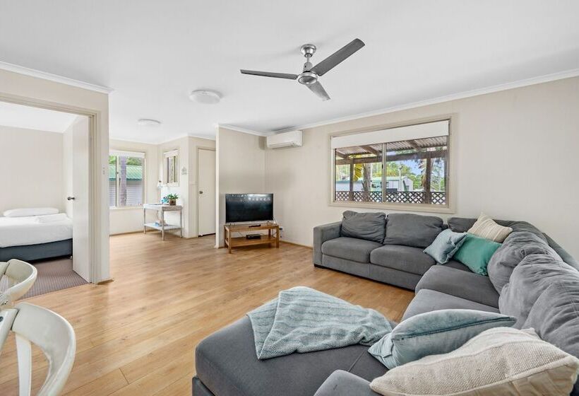 هتل Koala Shores Holiday Park