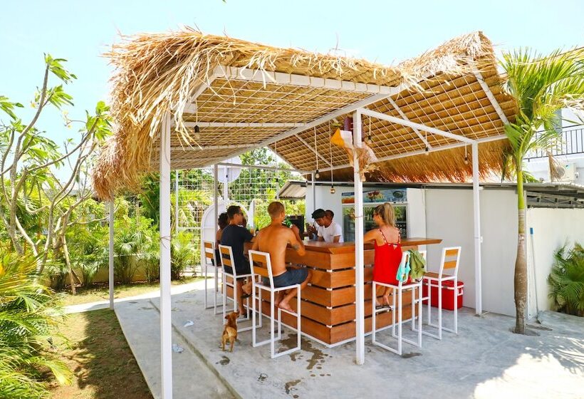 Отель Mondo Surf Village