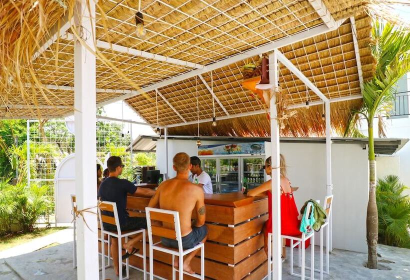 Отель Mondo Surf Village