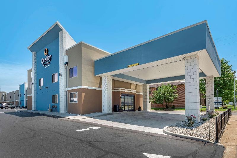 בית מלון כפרי Quality Inn & Suites Evansville Downtown