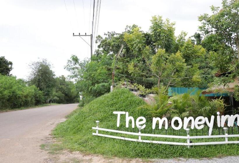 Отель The Money Inn