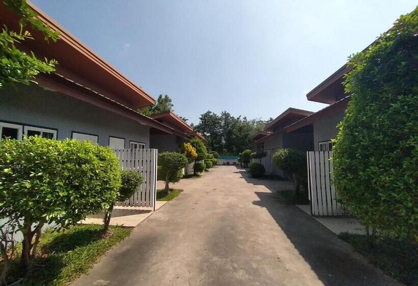 Отель The Money Inn