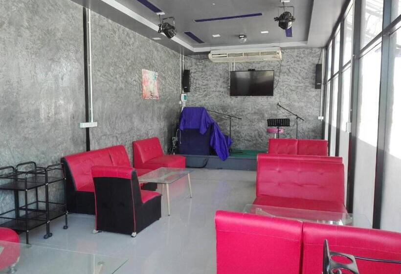 Отель The Money Inn