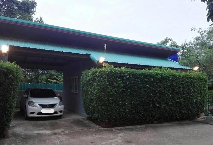 Отель The Money Inn