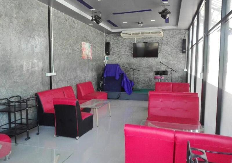 Отель The Money Inn