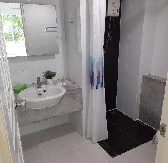 호텔 The September Salaya