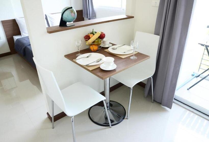 호텔 The September Salaya