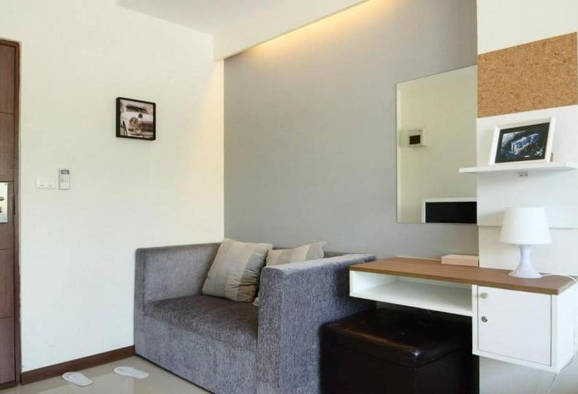 호텔 The September Salaya