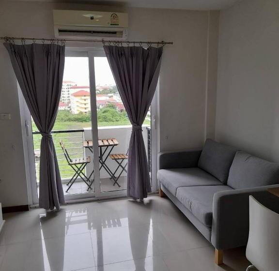 호텔 The September Salaya