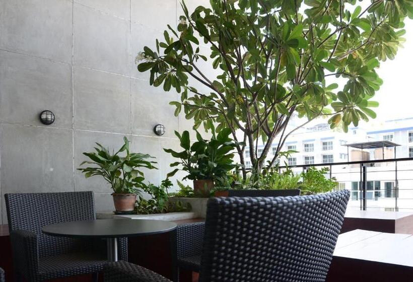 호텔 The September Salaya