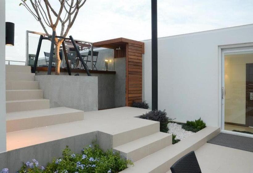 호텔 The September Salaya