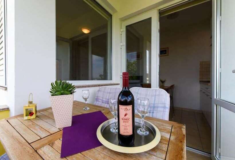 Spacious Apartment In Sukosan With Balcony