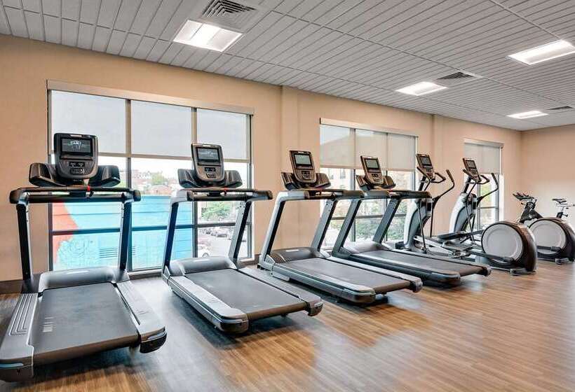 فندق Hampton Inn Salem Boston