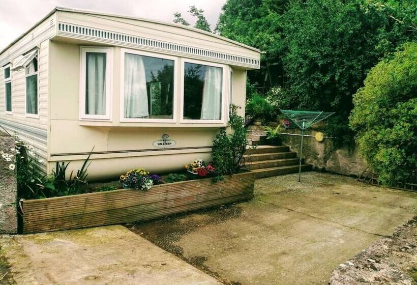 Midden Manor Country Stay On A Working Dairy Farm