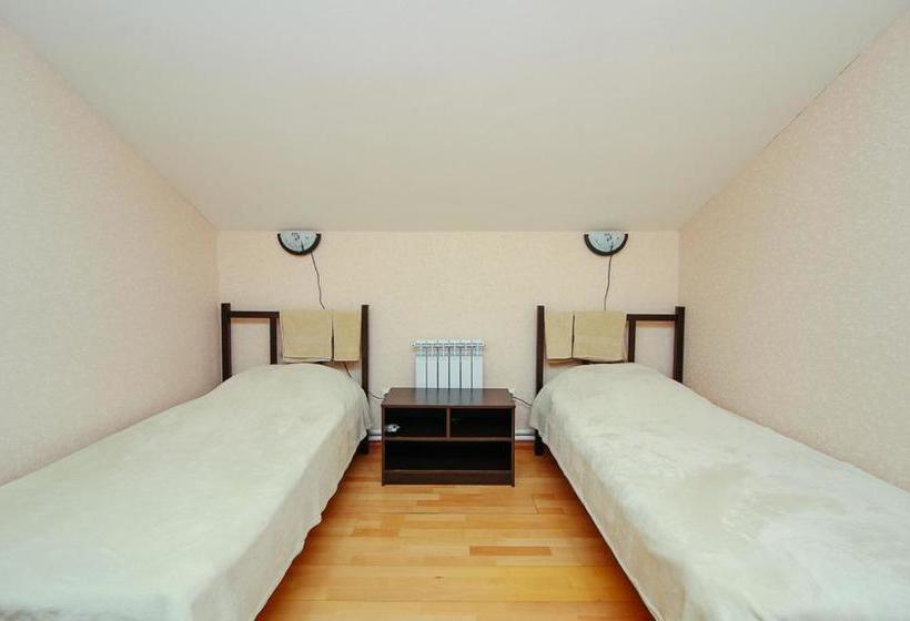 ペンション Zhele Guest House