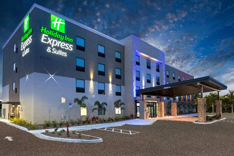 Отель Holiday Inn Express & Suites Ft Myers Beach Sanibel Gateway, An Ihg