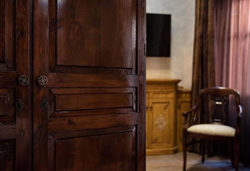 פנסיון Old Town Suites