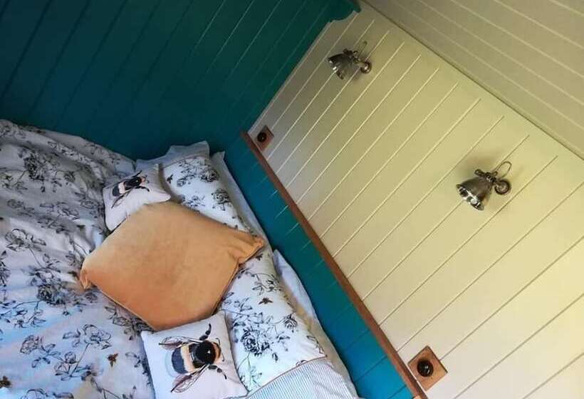 Gaggle Of Geese Pub   Shepherd Huts & Bell Tents