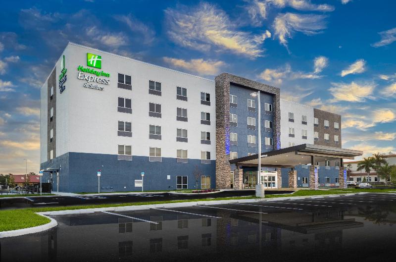 בית מלון כפרי Holiday Inn Express & Suites   Fort Myers Airport, An Ihg