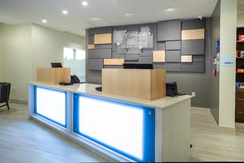 בית מלון כפרי Holiday Inn Express & Suites   Fort Myers Airport, An Ihg