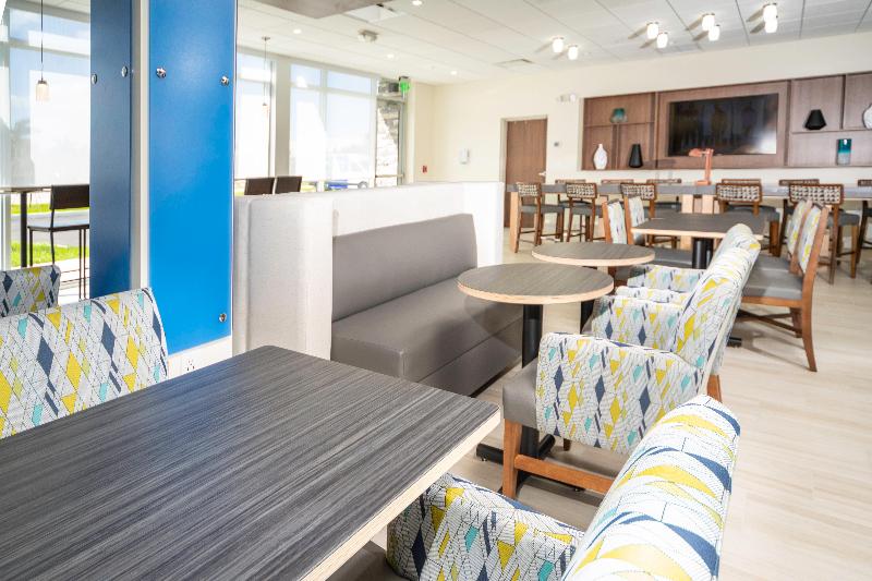 בית מלון כפרי Holiday Inn Express & Suites   Fort Myers Airport, An Ihg