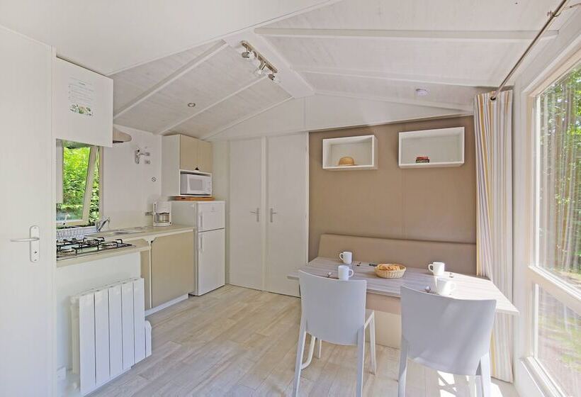 בית מלון כפרי Huttopia Lac De Sillé