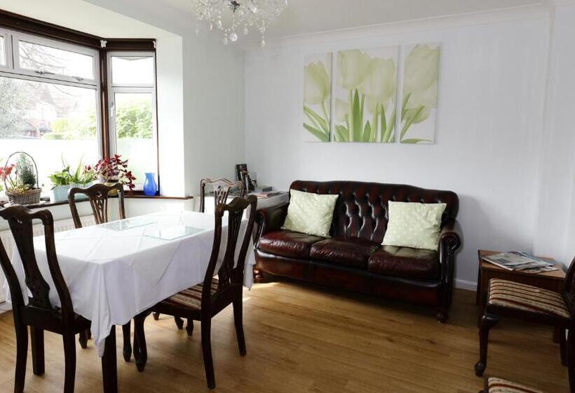 בית מלון כפרי Aylesbray Lodge