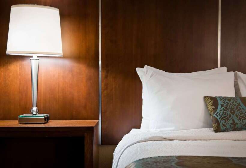 Отель Best Western Plus Airport Inn & Suites