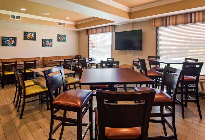 Отель Best Western Plus Airport Inn & Suites