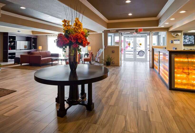 Отель Best Western Plus Airport Inn & Suites