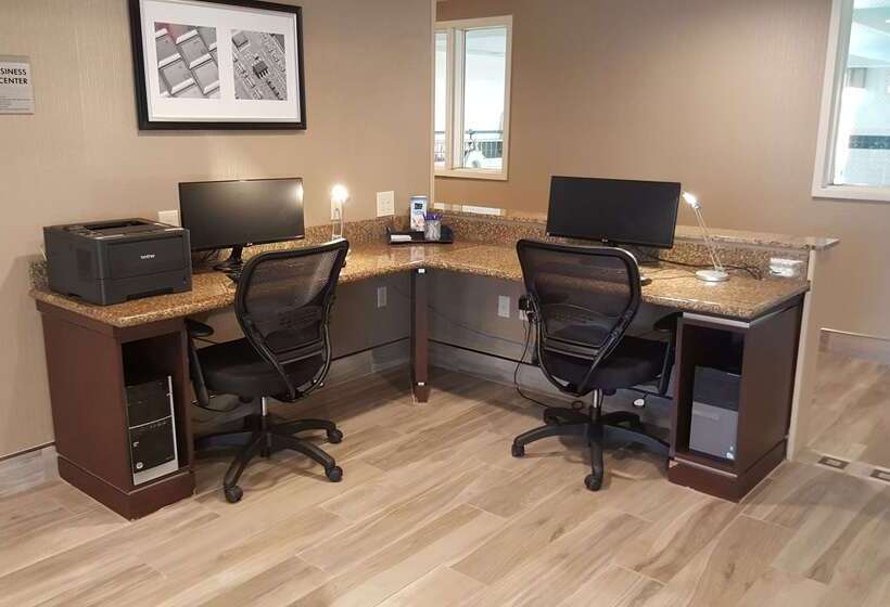 Отель Best Western Plus Airport Inn & Suites