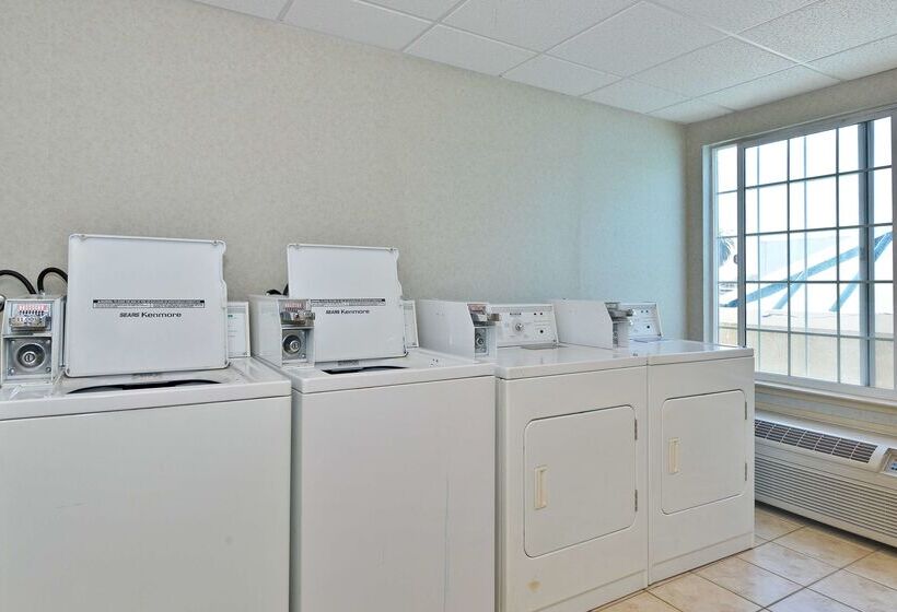 Отель Best Western Plus Airport Inn & Suites