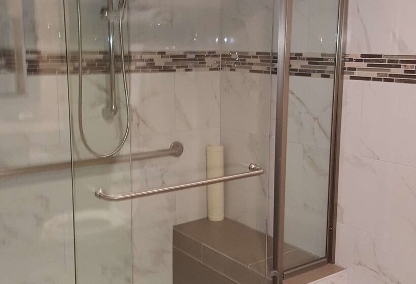 Отель Best Western Plus Airport Inn & Suites