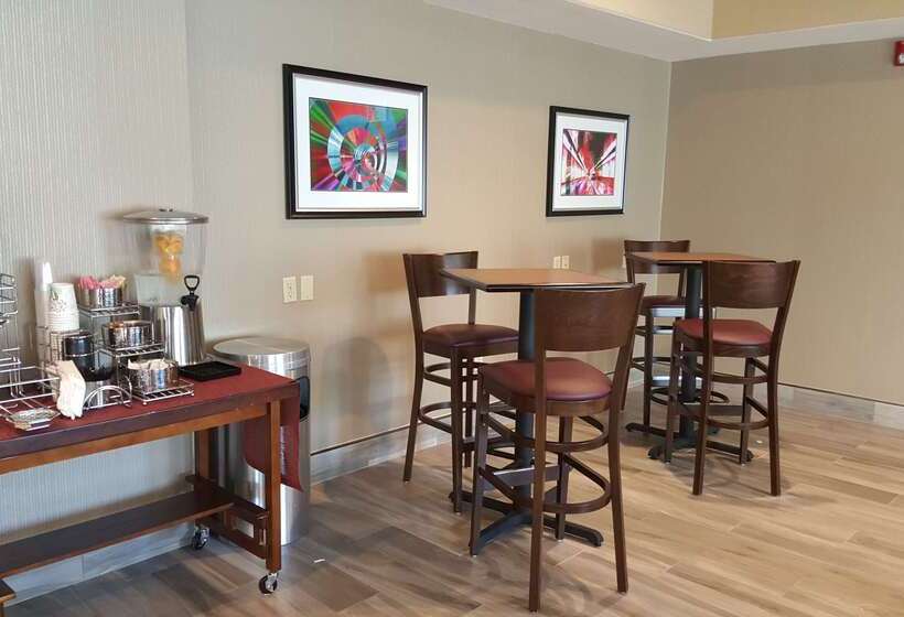 Отель Best Western Plus Airport Inn & Suites