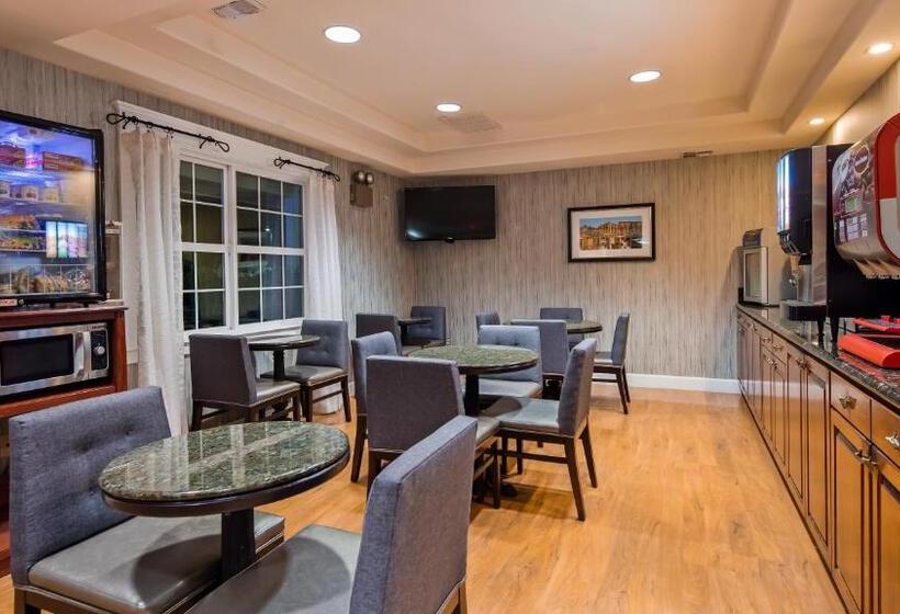 فندق Best Western Cedar Inn & Suites