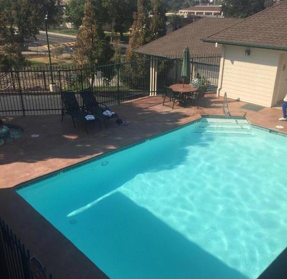 فندق Best Western Cedar Inn & Suites