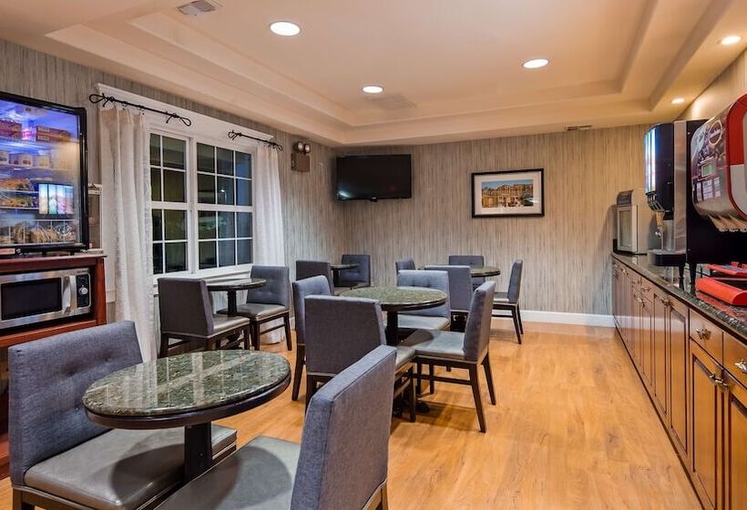 فندق Best Western Cedar Inn & Suites