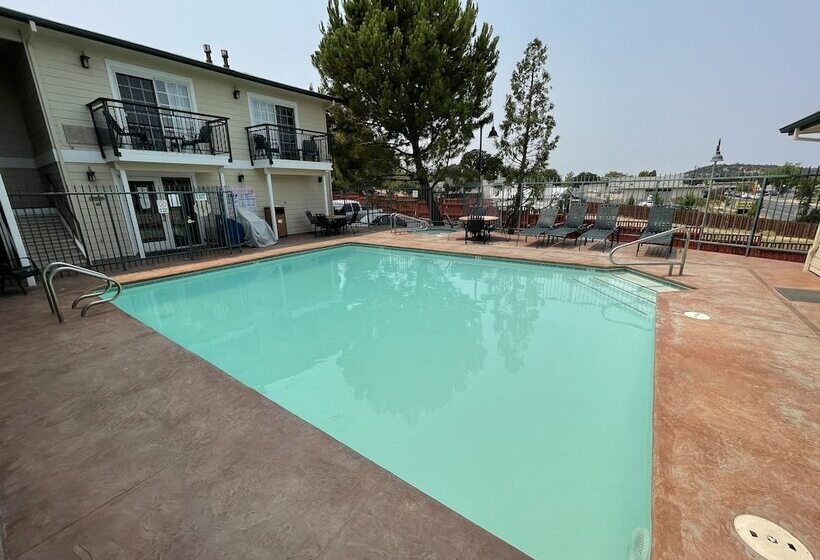 فندق Best Western Cedar Inn & Suites