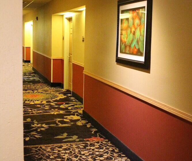 فندق Best Western Plus Des Moines West Inn & Suites