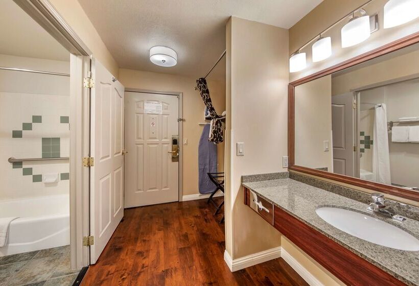 Отель Best Western Plus John Jay Inn & Suites