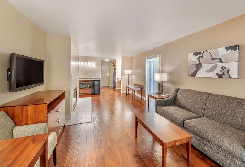 Отель Best Western Plus John Jay Inn & Suites