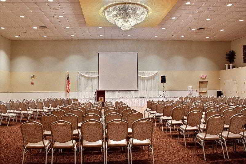 ホテル Comfort Inn & Suites At I 74 And 155