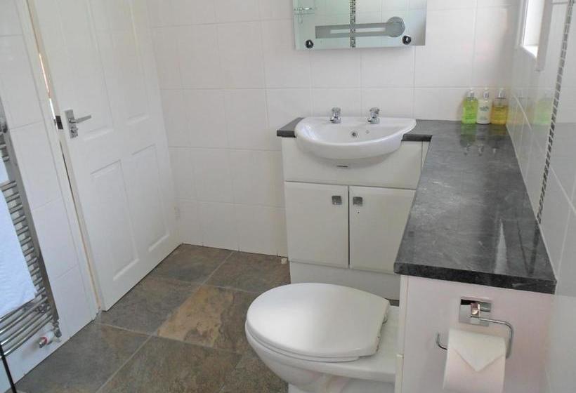 בית מלון כפרי Cumberland House Gatwick B & B