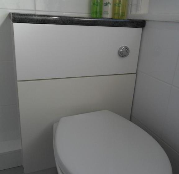 Отель Cumberland House Gatwick B & B