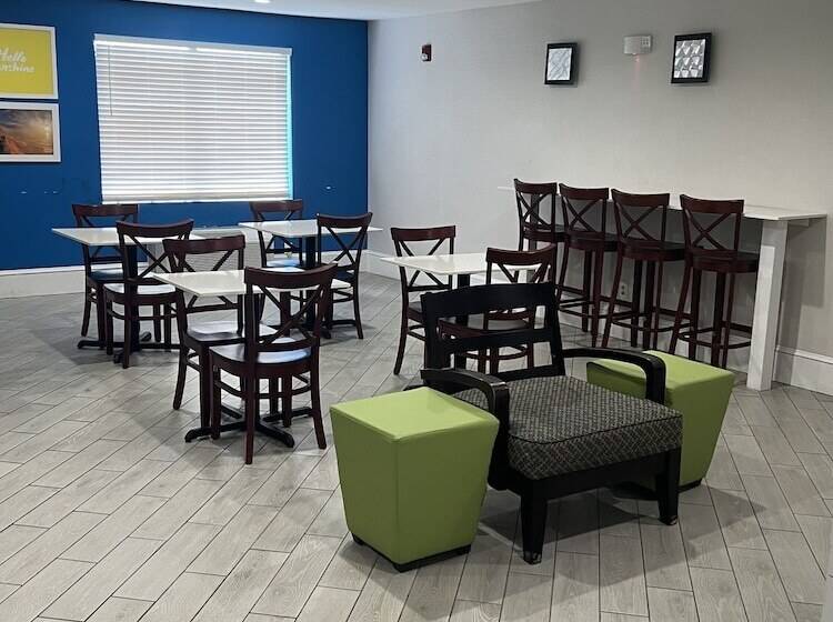 فندق Days Inn By Wyndham Louisburg