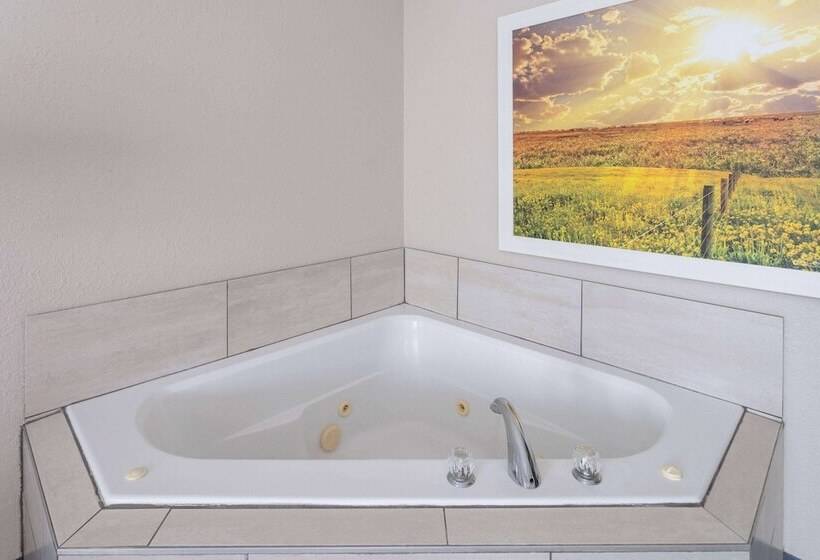 فندق Days Inn By Wyndham Louisburg